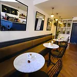 Le Banc Hostel