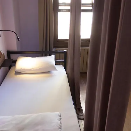Le Banc Hostel *
