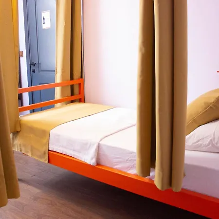 Le Banc Хостел *